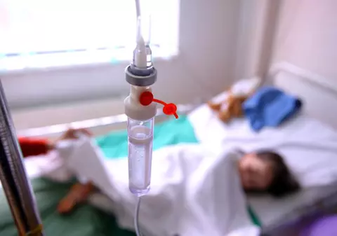 Doi gemeni de două luni și jumătate au murit la câteva zile de la externarea din spital. Unul a murit acasă, iar celălalt la spital