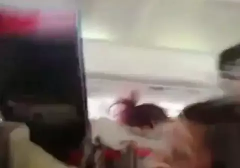 Ce a pățit o stewardesă în timpul unui zbor cu turbulențe | VIDEO