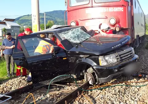 O mașină a fost lovită de tren la Câmpulung Moldovenesc. Șoferul e în stare gravă