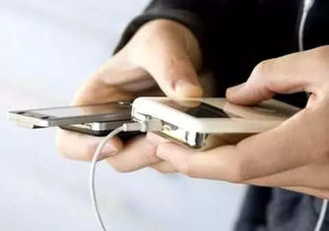 A murit electrocutat după ce și-a folosit telefonul mobil lăsat la încărcat