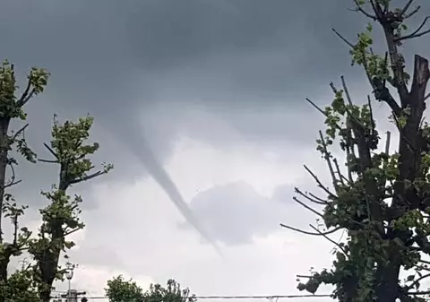 O tornadă în Brașov s-a risipit înainte să atingă pământul