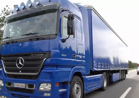 Tir răsturnat în județul Brașov. Circulația este blocată