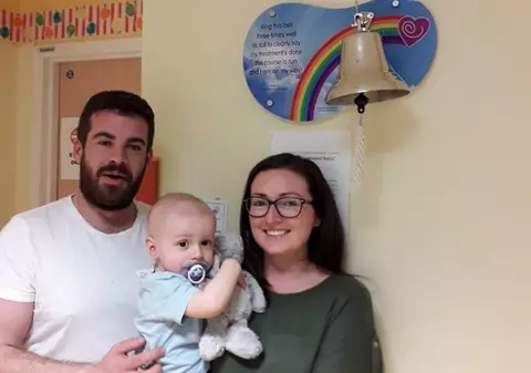 Drama unei familii. Copilul de 1 an și jumătate a fost diagnosticat cu leucemie la câteva zile după ce tatăl lui terminase propriul tratament