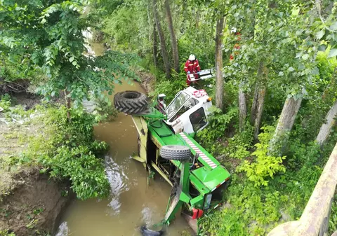 Tractor căzut în pârâu, în Neamț, cu tractoristul prins în cabină|FOTO