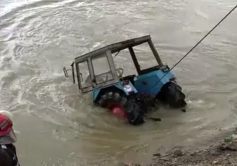 Un tânăr a fost luat de viitură cu tot cu tractorul pe care-l conducea!