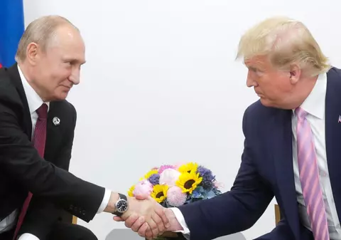 Donald Trump a glumit cu Vladimir Putin: ”Nu te mai implica în alegeri, te rog”