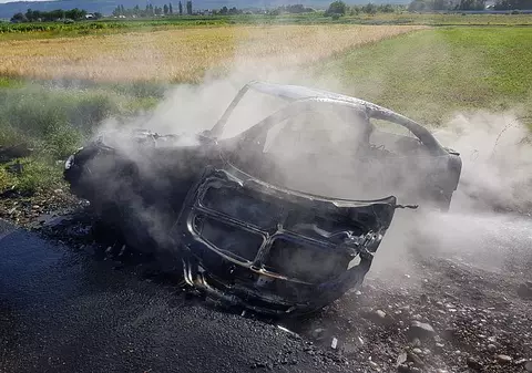 Accident grav în Vrancea. Un autoturism a luat foc pe E 85, în urma coliziunii frontale dintre două maşini