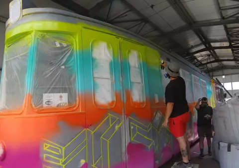 Vagon de tramvai, decorat cu graffiti de artiști celebri din Iași |FOTO