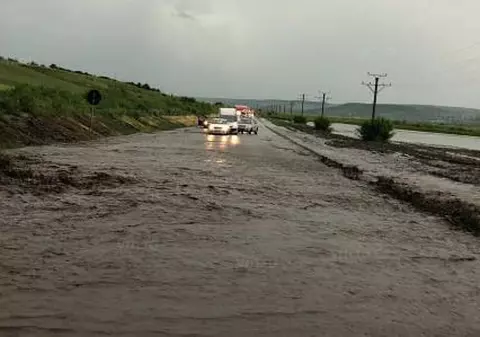 Ploile au făcut ravagii în județele Vaslui, Galați și Teleorman. Zeci de gospodării inundate și drumuri europene blocate