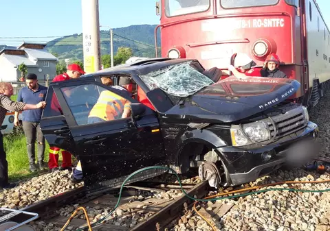 Un bărbat a fost grav rănit după ce mașina pe care o conducea a fost lovită de tren