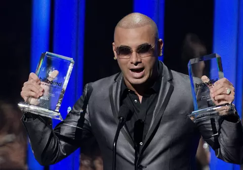 Rapper-ul Wisin a căzut într-o gaură pe scenă la concertul pe care l-a susținut în Texas. A fost internat la spital | VIDEO