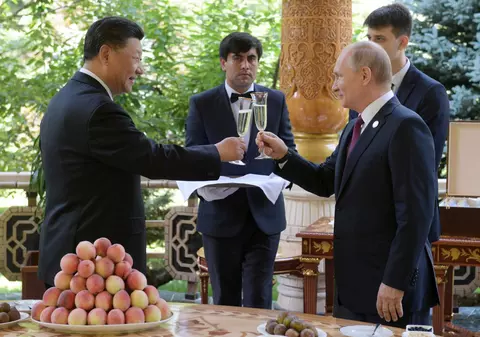 FOTO | Xi Jinping și-a sărbătorit ziua de naștere alături de Vladimir Putin. Președintele rus i-a adus în dar înghețată
