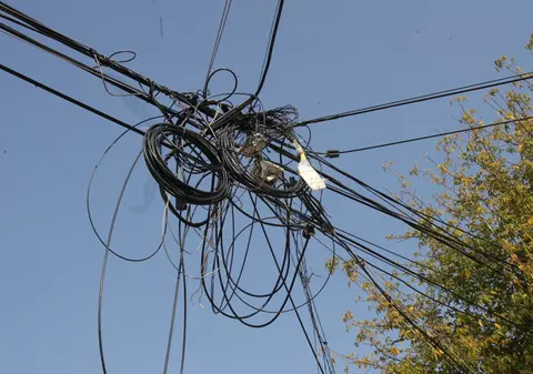 Un bărbat din Teleorman a murit în timp ce încerca să schimbe un bec la un stâlp de iluminat public