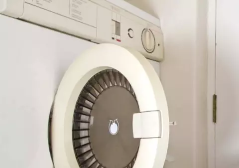 Un bărbat din Bistriţa a murit electrocutat, încercând să spele rufe la maşina de spălat
