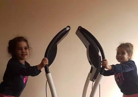 Gemenele Maya și Ingrid au în continuare nevoie de 100.000 de dolari. Fetițele, bolnave de tetrapareză, vor fi operate în SUA