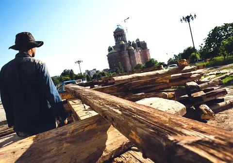 Recomandările culturale ale săptămânii. De la sculptura „Gheorghe”, făcută dintr-o casă maramureșeană, la romanul pe mai multe voci