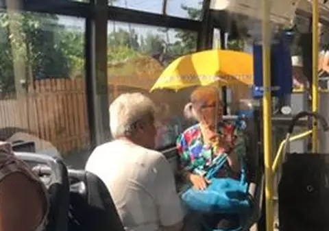 Cu umbrela în autobuz! În ce oraș din România au fost surprinse aceste imagini