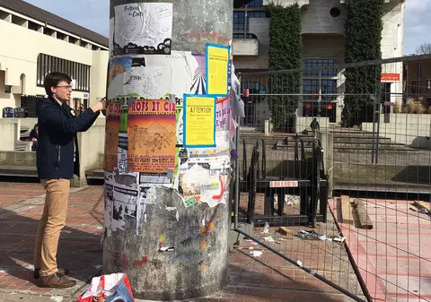 Presă, caut cititori! O publicație belgiană își promovează investigațiile lipind afișe prin orașe