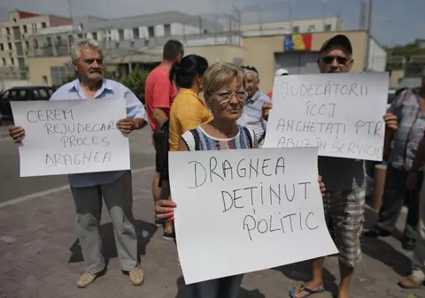 Protest în fața Penitenciarului Rahova. Câțiva oameni cer rejudecarea procesului lui Liviu Dragnea, după decizia CCR (FOTO)