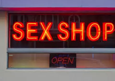 VIDEO | Un senator a bătut o femeie într-un sex-shop! Imagini incredibile