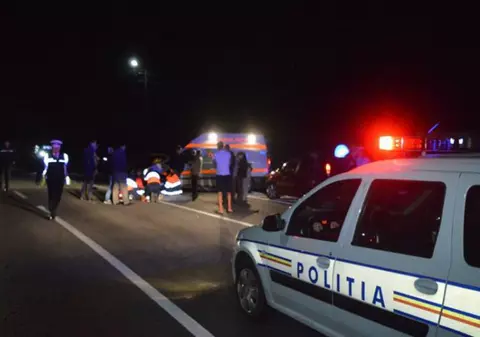 Accident în Arad. O persoană a murit şi două sunt rănite grav, după ce o motocicletă şi o bicicletă s-au ciocnit