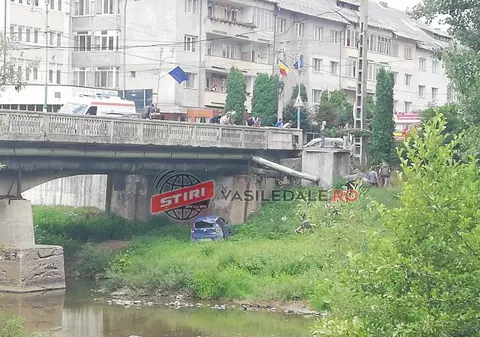 A plonjat cu mașina într-un râu din Maramureș. Un copil de 5 ani și părinții săi, la un pas de moarte