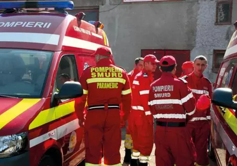 O fetiţă de 4 ani a căzut de la etajul 3, după ce a fost rezemată de plasa de ţânţari a ferestrei
