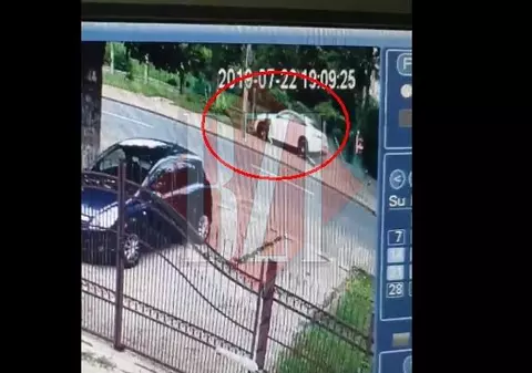 VIDEO | Un șofer beat s-a înfipt cu bolidul într-un stâlp. Un copil a scăpat miraculos cu viață