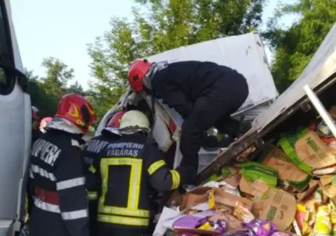 Șoferul unei autoutilitare a murit după ce a fost lovit de un TIR, pe DN1. Traficul e blocat la Sâmbăta de Sus