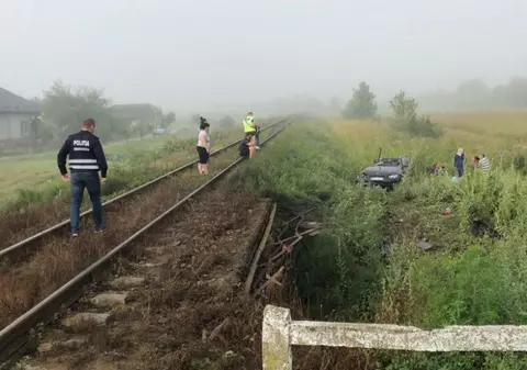 Un tânăr de 20 de ani a murit după ce mașina lui a fost lovită de tren
