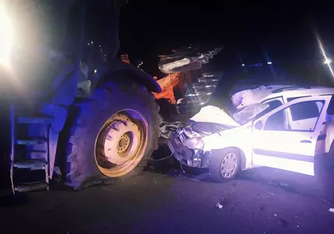 O femeie murit și un bărbat a fost rănit, după ce mașina în care se aflau a lovit un utilaj agricol pe un drum din Giurgiu