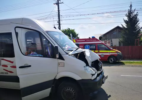 Un microbuz cu 20 de muncitori a intrat într-un TIR, în Prahova. Șoferul nu a păstrat distanța de siguranță