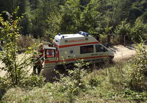 Motociclist căzut într-o râpă, la o carieră de piatră din Hunedoara