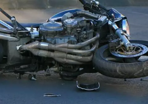 Un motociclist maghiar e în stară gravă după ce a fost spulberat de o autoutilitară în Neamț