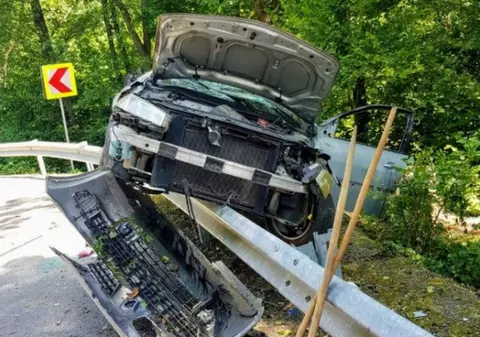 O femeie gravidă și-a pierdut o mână după ce a făcut un accident rutier