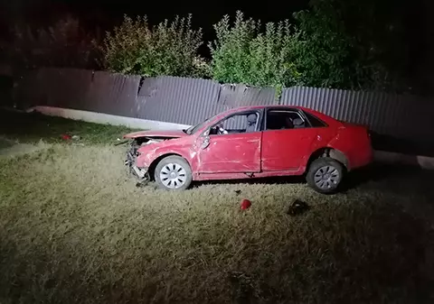 Trei răniţi, între care un copil de 3 ani, după ce un șofer a adormit la volan și a lovit un cap de pod în Vaslui