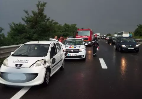 Accidente în lanţ pe A1, lângă Pitești. Au fost implicate 10 autovehicule în două evenimente rutiere