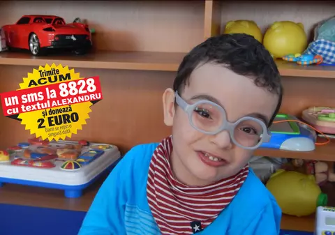Pentru a supraviețui, Alexandru are nevoie de 50.000 de euro anual. Băiețelul de șase ani trebuie să facă terapii atât în țară, cât și în străinătate