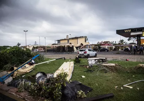 O femeie de 27 de ani a murit după ce o tornadă i-a luat mașina pe sus și a aruncat-o cât colo. Tragedia a avut loc lângă aeroportul Fiumicino din Roma