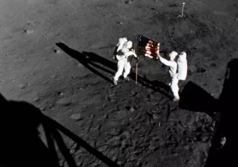 Prima fotografie clară cu chipul lui Neil Armstrong în timp ce pășea pe Lună, dezvăluită după 50 de ani