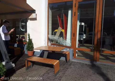 Un şofer de 80 de ani a intrat cu maşina pe o terasă din Arad şi s-a oprit în vitrina unui restaurant