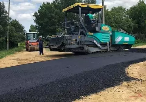 Asfalt turnat direct pe praful uliței, într-o comună din Olt. Reacția halucinantă a primarului |FOTO