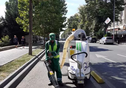 Asistații social, scoși la măturat străzile din Constanța, împreună cu persoanele condamnate la muncă în folosul comunității