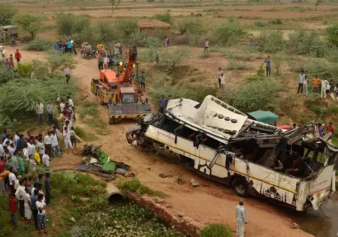 FOTO | Un autocar cu turiști a căzut într-un râu. 29 de persoane au murit și alte zeci au fost rănite