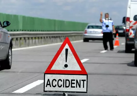 Accident pe Autostrada Soarelui: un microbuz s-a răsturnat la intrarea într-o stație de alimentare