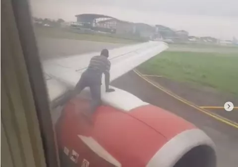 Un bărbat a urcat pe aripa unui avion chiar înainte de decolare