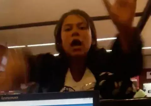 Reacție violentă a unei pasagere care a pierdut zborul cu avionul | VIDEO