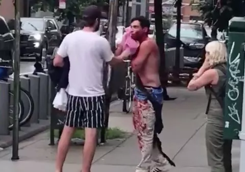 Imagini șocante într-o frizerie din New York. Un client a fost înjunghiat în gât