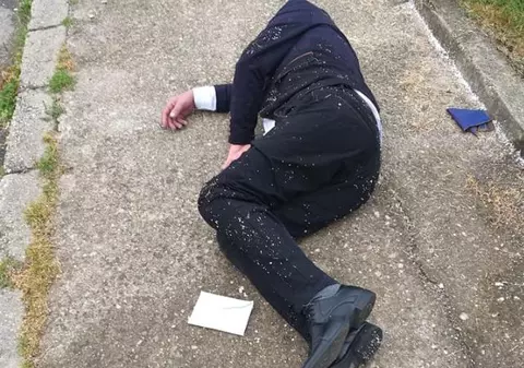 Un bărbat a fost găsit căzut pe stradă în Reşiţa, cu un plic cu bani lângă el