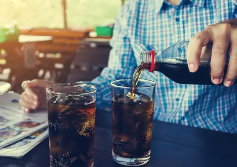 Guvernul vrea să introducă o taxă pentru băuturile răcoritoare cu mult zahăr